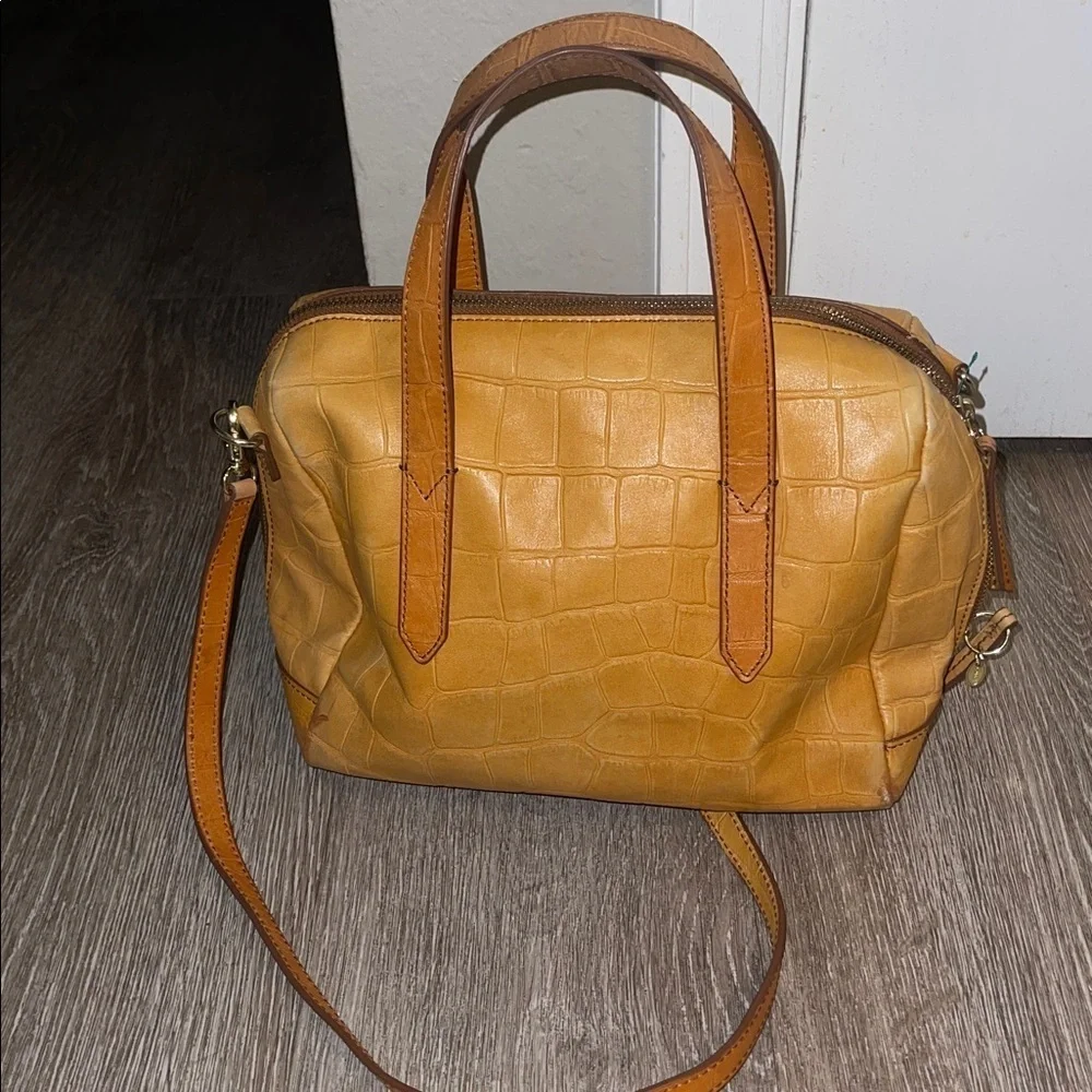 Fossil Sydney satchel purse light tan with crossbody strap